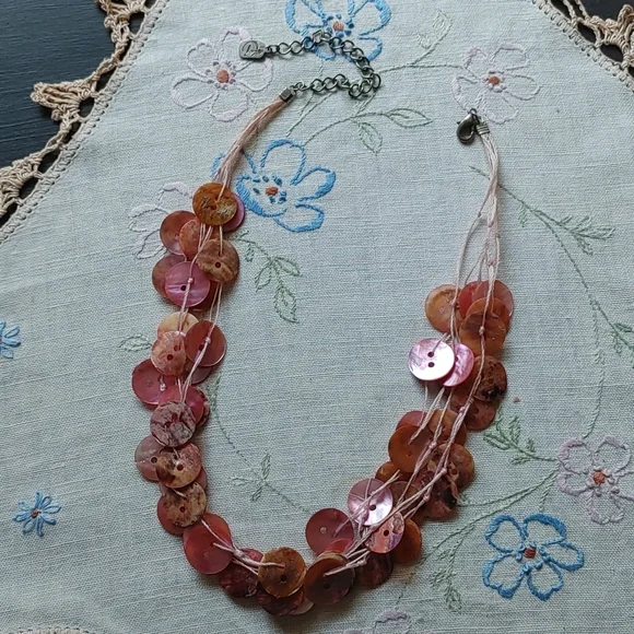 ♦️3 for $15 Pink button shell necklace - Picture 5 of 9